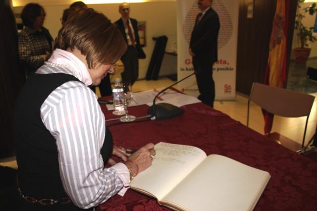 Firmando en el libro  de visitas de Cruz Roja Española  .
